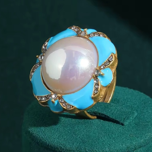 Royal Heirloom Ring Lustrous Pearl in Turquoise Petals & Golden Brilliance - Picture 6 of 8